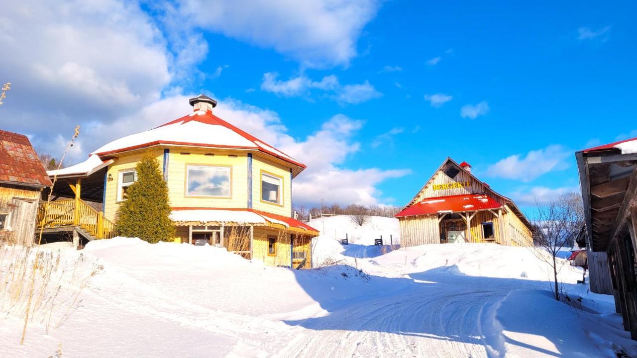 La Vieille Ferme, Ecogite Saint-Fulgence Exteriör bild